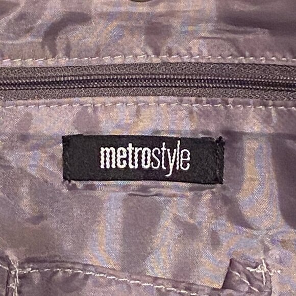 METROSTYLE Silver Shoulder Bag Vinyl Material Lined Snap Closure Zipped Pocket - Picture 3 of 7